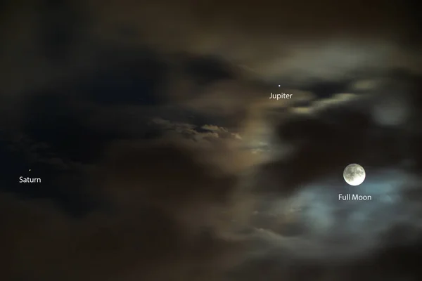 曇り空の満月 木星と土星 — ストック写真