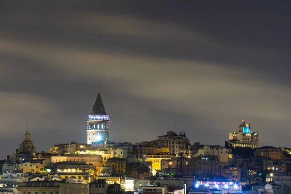 Stanbul Bulutlu Gece Gökyüzüne Karşı Galata Kulesi — Stok fotoğraf