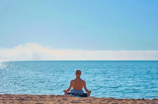 Egy Idős Férfi Meditál Homokos Strandon Hátulról — Stock Fotó
