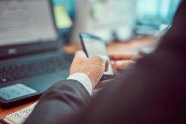 ofiste onun masasında çalışan iş adamı