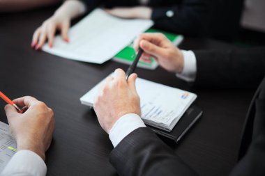 toplantıda ofis personelinin yakın çekim