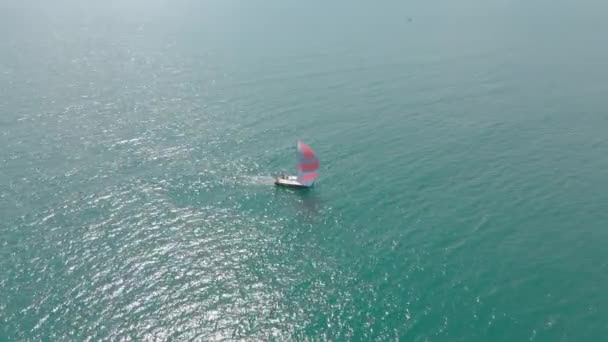 Bovenaanzicht van de zeilboot in de zee — Stockvideo