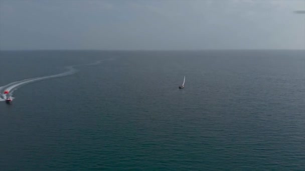 Een Eenzame Zeilboot Een Heldere Zee — Stockvideo