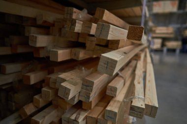 Tahtalar bir inşaat dükkanında.