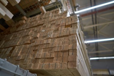 Tahtalar bir inşaat dükkanında.