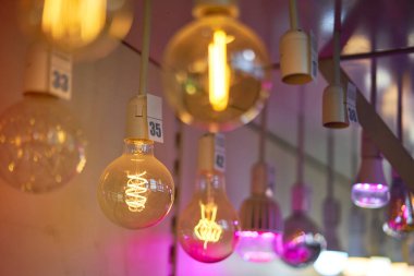 Pencerede parlak parlak lambalar asılı.