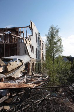 Ormandaki yıkılmış bina