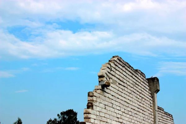 Yıkılmış bir domuz çiftliği.