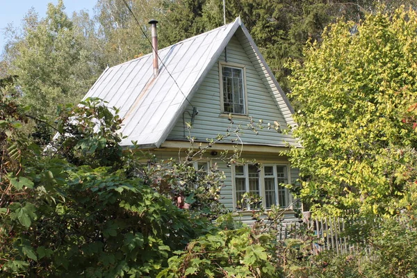 Köydeki kır evi.