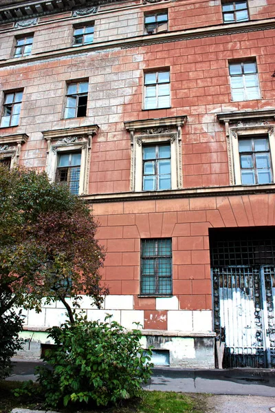 Evleri olan sonbahar kentsel manzarası
