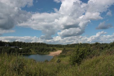 tepeler ve ağaçlar gökyüzüne karşı bulutlarla