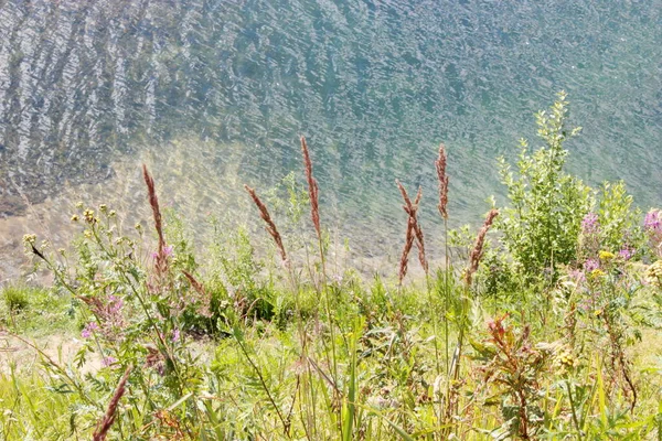 Dağdan su yüzeyine manzara