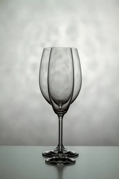 两杯酒 一个是香槟 一个是浅色背景的葡萄酒 — 图库照片