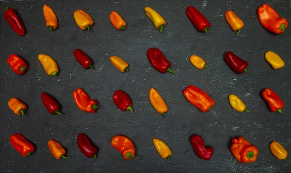 Červené Oranžové Žluté Papriky Jsou Umístěny Černém Pozadí — Stock fotografie