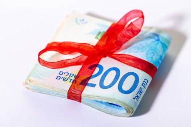 200 Yeni İsrail Shekel banknotları ikiye katlandı ve kırmızı kurdeleyle kapatıldı..