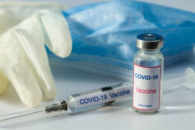COVID-19 aşısı. İsrail yapımı. Arka planda üzerinde 