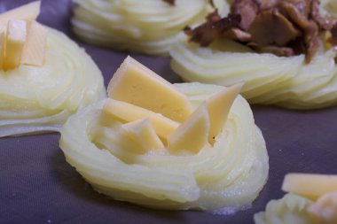 Doldurma peynir, mantar ve kıyma ile kroket patates üzerinden. Onlar fırın tepsisine yatıyordu. Masaya unsurlarıdır.