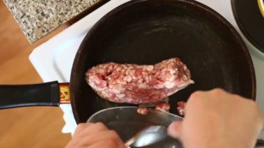 Adam kızartma tavası doldurma ekler ve bu karışımları.