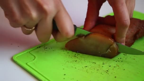 Mulher Corta Frango Seco Com Uma Faca Preparação Filete Frango — Vídeo de Stock