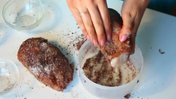 Mujer Frota Especias Sal Carne Pollo Pone Kontetsner Preparación Filete — Vídeo de stock