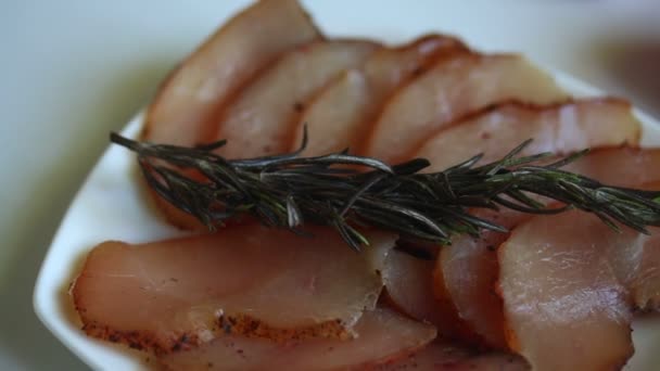 Scheiben Geschnittenes Hühnerfleisch Auf Eine Untertasse Gelegt Und Gemüse Zubereitung — Stockvideo