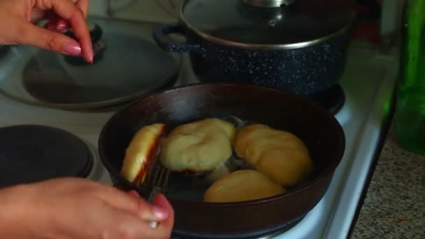 Donna Trasforma Frittelle Una Padella Preparazione Frittelle — Video Stock