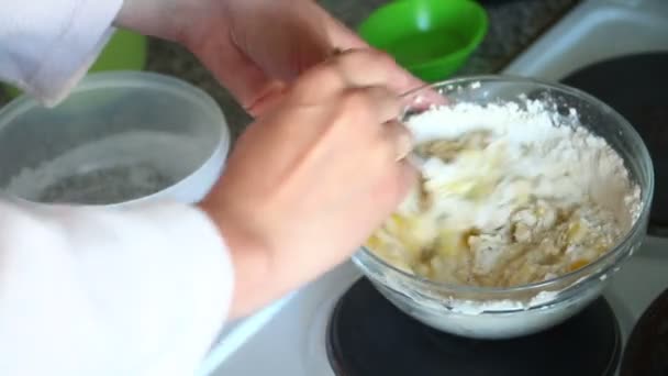 Kobieta Wyrabia Ciasto Szklanym Pojemniku Kobieta Jest Przygotowanie Ciasta Naleśniki — Wideo stockowe