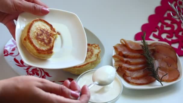 Mujer Añade Crema Agria Los Panqueques Que Encuentran Plato Preparación — Vídeo de stock