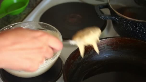 여자는 뜨거운 프라이팬에 반죽을 낳는다 팬케이크의 — 비디오