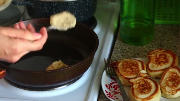 Une Femme Pose Pâte Sur Une Poêle Chaude Côté Assiette — Video