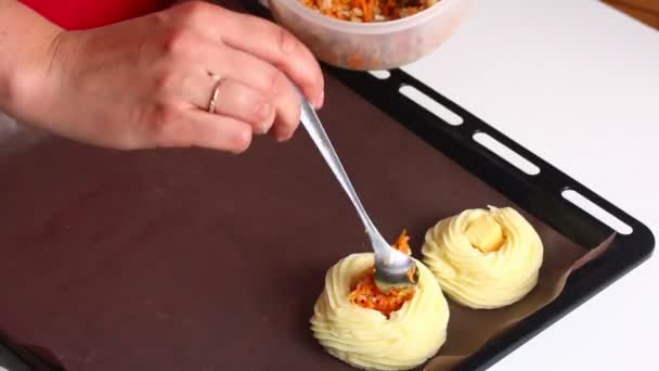 Woman Laying Minced Meat Carrots Rosettes Mashed Potatoes Baking Sheet — Stock Video