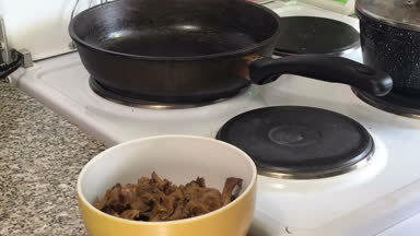 Bir kadın patates kroket hazırlanıyor. Doldurma kızartma: mantar ve dolgu. Onlara bir fırın tepsisine bir şekil verir ve doldurma ekler: mantar, kıyılmış et ve peynir. Zaman atlamalı