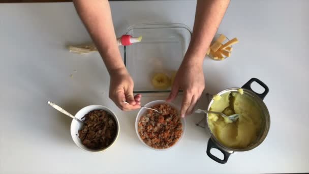 Quell Uomo Crocchette Patate Ripiene Carne Macinata Nelle Vicinanze Trovano — Video Stock