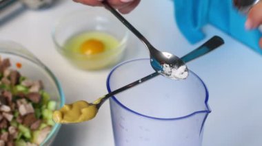 Rus et salatası sebze ve mayonez. Kadın hardal ve şeker mayonez salata için blender bardak ekler.