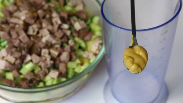 ロシアの肉野菜とマヨネーズのサラダマスタード マヨネーズとサラダが付いている容器のためのスプーン — ストック動画