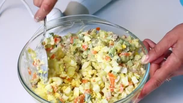俄罗斯肉沙拉配蔬菜和蛋黄酱 一个女人在切板上切煮鸡蛋 — 图库视频影像