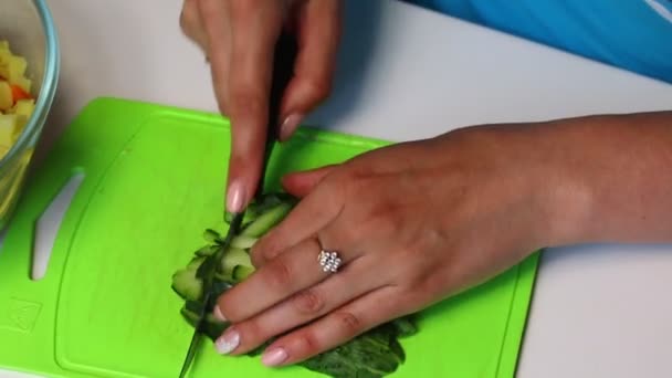 Salade Viande Russe Aux Légumes Mayonnaise Une Femme Coupe Œuf — Video