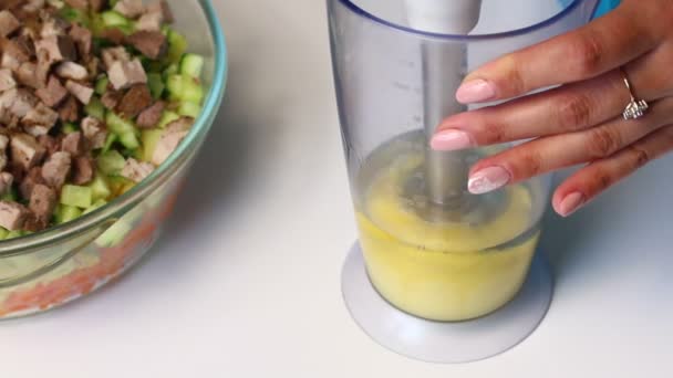 Ryska Kött Sallad Med Grönsaker Och Majonnäs Kvinna Skär Ett — Stockvideo