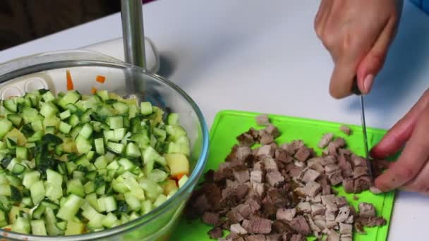 Ryska Kött Sallad Med Grönsaker Och Majonnäs Kvinna Skär Ett — Stockvideo