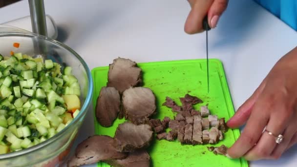 Russischer Fleischsalat Mit Gemüse Und Mayonnaise Eine Frau Schneidet Ein — Stockvideo