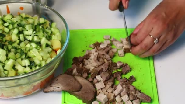 Russischer Fleischsalat Mit Gemüse Und Mayonnaise Eine Frau Schneidet Ein — Stockvideo