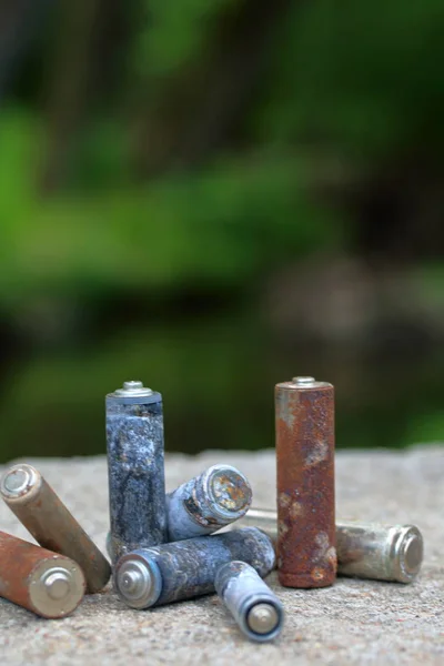 Altbatterien Mit Korrosion Beschichtet Verschiedene Formen Und Größen Liegen Auf — Stockfoto