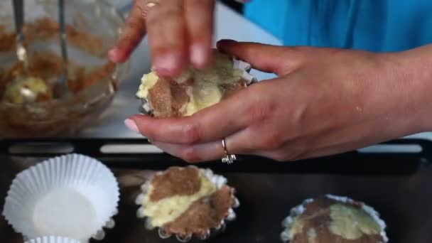 Žena Vloží Kousky Těsta Formiček Kondenzuje Těsto Pekáčku Příprava Dortu — Stock video