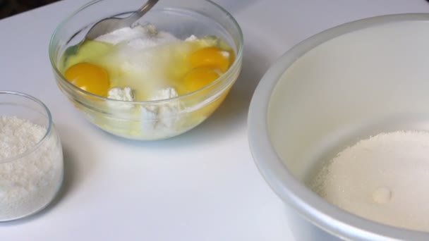 Ingredientes Para Cozinhar Bolo Mármore Estão Sobre Mesa Manteiga Ovos — Vídeo de Stock