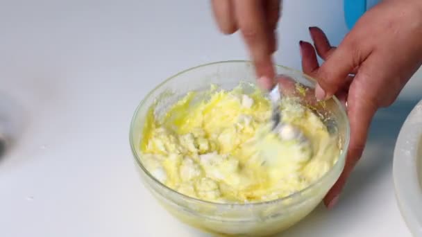 Una Mujer Está Revolviendo Requesón Para Pasta Preparación Pastel Mármol — Vídeo de stock