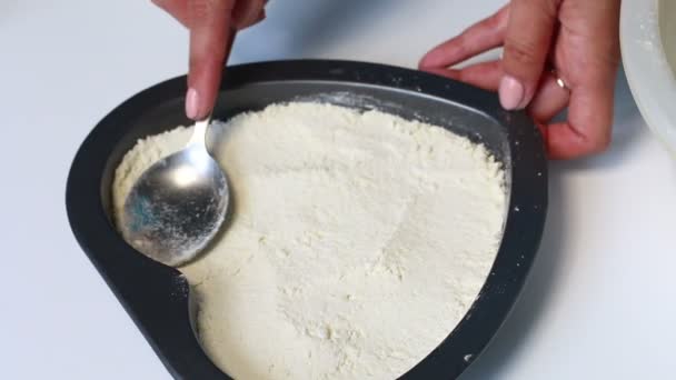 Une Femme Compacte Une Pâte Avec Une Cuillère Pour Préparer — Video