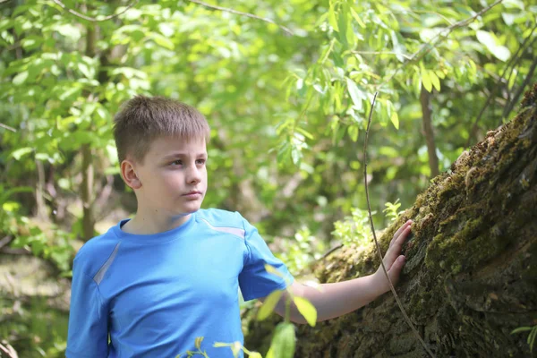 Teenager Poses Photographer While Walking Park — Stock Photo, Image