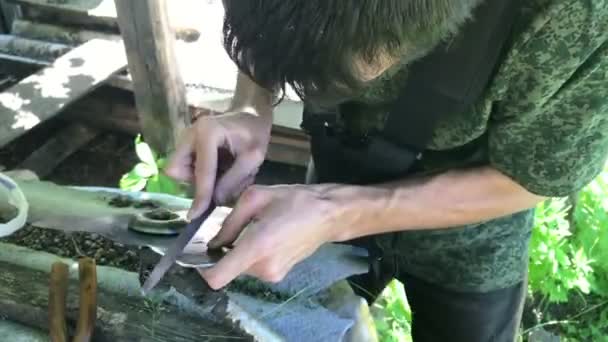 Hombre Afiló Cuchillo Trenza Gasolina Con Ayuda Del Archivo Hace — Vídeo de stock