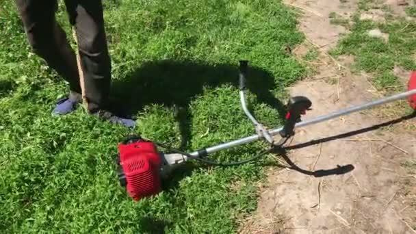 Człowiek Dyski Plecionki Benzyny Gwałtownie Ściąga Kabel Wyjścia Laczy Kosy — Wideo stockowe
