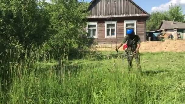 Een Man Werkt Met Een Benzine Vlecht Het Stopt Voor — Stockvideo